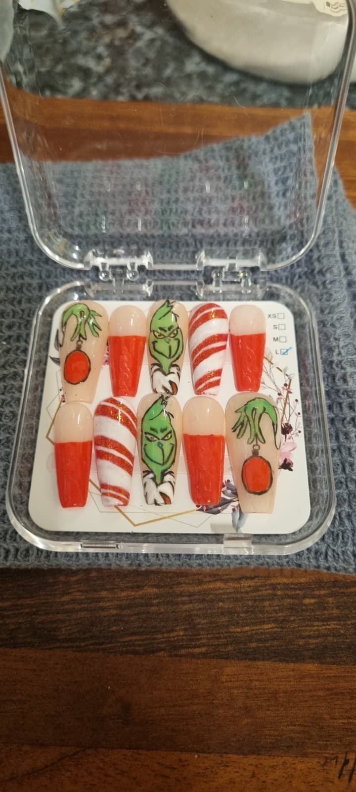 grinch inspired press on nails